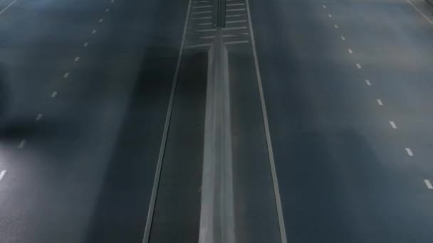Vista aérea del tráfico rápido de la autopista. Coches de movimiento rápido dejan rayas de luz — Vídeo de stock