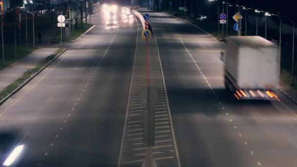 Hızlı giden otoban trafiğinin hava görüntüsü. İyi geceler. Ufkun ötesine giden yol — Stok video