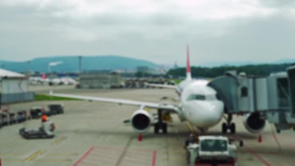 Tijd Verstrijken. Het vliegtuig staat bij de terminal. Bagage wordt geladen. 4k — Stockvideo