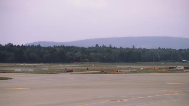 Samolot nabiera prędkości poruszając się wzdłuż pasa startowego, Samolot startuje. 4k — Wideo stockowe