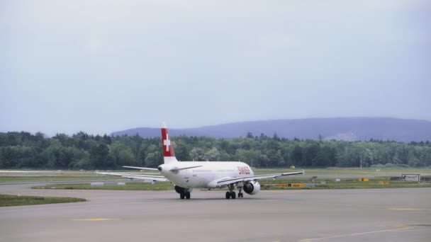 Vliegtuig begint te bewegen op de landingsbaan. Een spoor van uitlaatgassen achterlatend. Sluiten. — Stockvideo