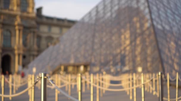 パリのルーブル美術館の中庭に位置するガラスピラミッドの控えめな景色 機能を果たすフェンス 入り口4Kの前に並ぶ人々の蓄積 — ストック動画