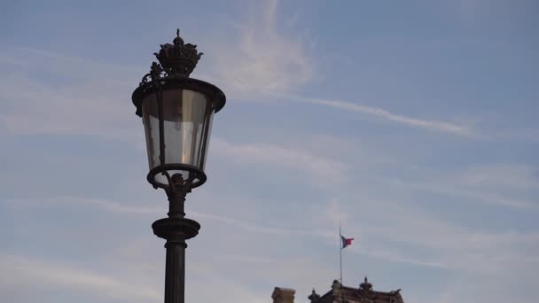 Уличная лампа винтажного типа. Крупный план. Флаг Франции развевается на ветру. 4K — стоковое видео