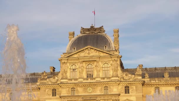 Louvre Múzeum épület, 1793-ban épült, Párizs. Térkép France is set on the roof — Stock videók