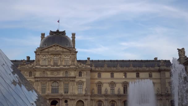 Louvre Múzeum, Párizs. Az 1793-ban épült régi történelmi épület homlokzata. 4k — Stock videók