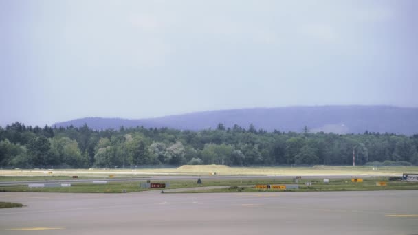 Samolot nabiera prędkości poruszając się wzdłuż pasa startowego, Samolot startuje. 4k — Wideo stockowe