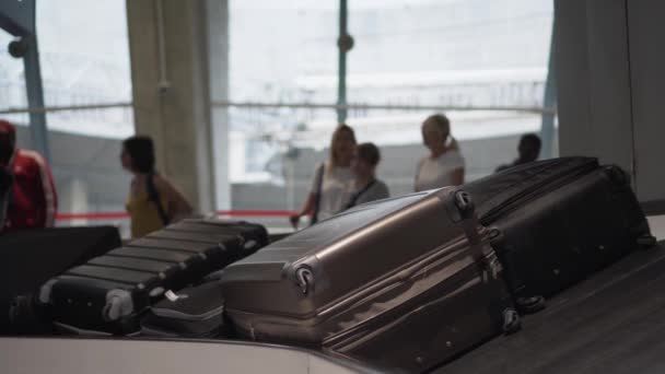 Μεγάλος αριθμός αποσκευών και σακουλών κινούνται κατά μήκος του ιμάντα μεταφοράς στο αεροδρόμιο — Αρχείο Βίντεο