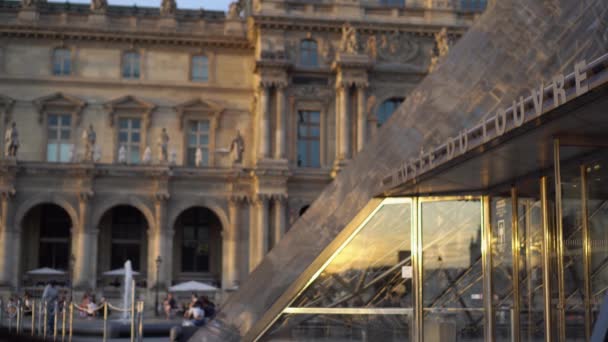 签署Musee Du Louvre 。 安装在玻璃和铁的金字塔上。 法国巴黎4k — 图库视频影像