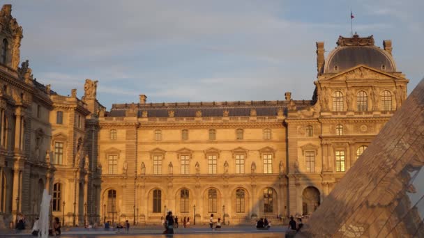 パリの1793年に建てられたルーブル美術館の建物。屋根にはフランスの国旗が掲げられている。 — ストック動画