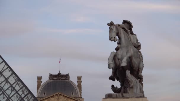 Památník Ludvíka Xiv, Louvre Museum. Francouzská vlajka a skleněná pyramida 4k — Stock video