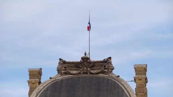 法国国旗在风中飘扬. 旗杆安装在卢浮宫屋顶上 — 图库视频影像