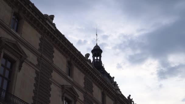 Fasaden av Louvren Palace. En vindflöjel är installerad på taket. Ultra Hd — Stockvideo