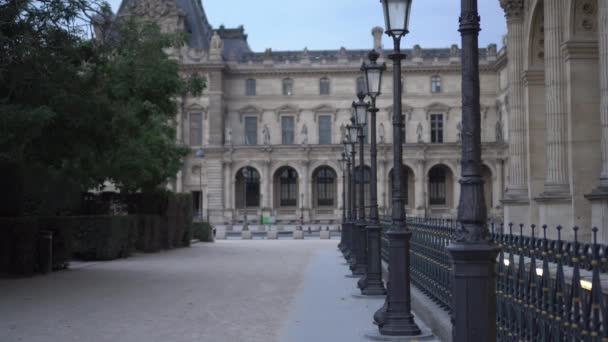 Louvre palota, gyönyörű régi oszlopok, csodálatos francia reneszánsz építészet 4k — Stock videók