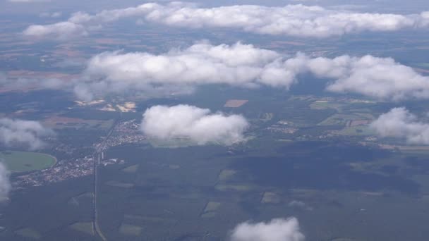 Zicht vanuit het vliegtuigraam. Vliegen in een vliegtuig over steden, meren, bossen 4k — Stockvideo