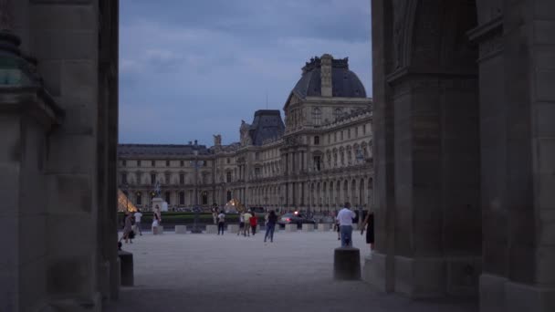 Square in front of the Louvre. Glass pyramid. Monument to Louis XIV. Evening 4K — 비디오