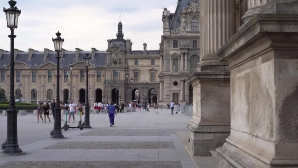 Praça em frente ao Palácio do Louvre. Turistas ambulantes, pessoas dispararam selfies. 4K — Vídeo de Stock