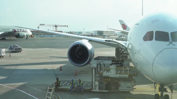 L'avion est stationné près du terminal. Dans le poste de pilotage, le pilote se prépare au vol — Video