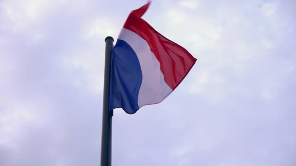 Bandera de Francia ondeando maravillosamente al viento. Durante el día. Primer plano. A cámara lenta. 4K — Vídeos de Stock