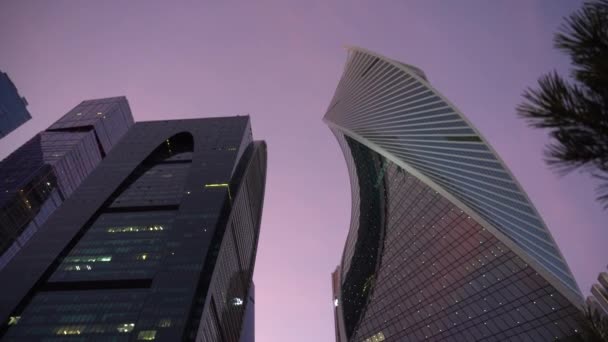 A város pénzügyi negyedében. Modern felhőkarcolók szokatlan alakú épületek — Stock videók
