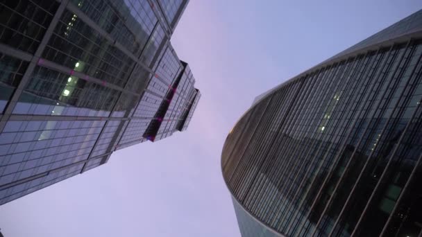 Finansdistriktet. Skyskrapor av ovanlig form. Bottenvy, med rotation — Stockvideo