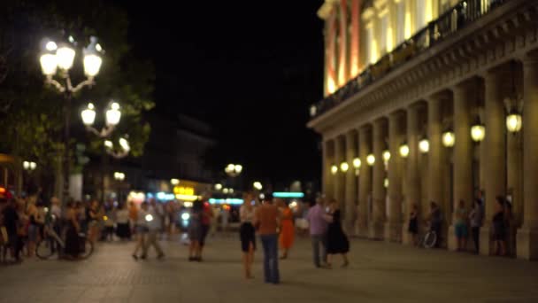 Paryżanie i turyści tańczą elegancko na jednym z placów Paryża. - Dobranoc. 4k — Wideo stockowe
