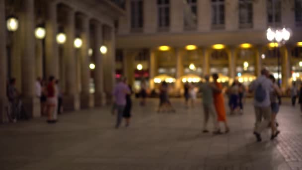 Parigini e turisti ballano elegantemente in una delle piazze di Parigi. Buonanotte. 4K — Video Stock