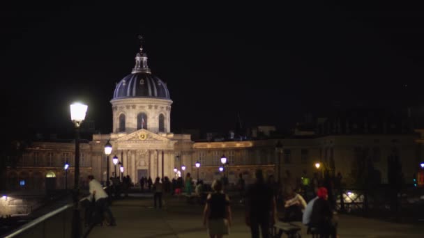 밤에 파리. 프랑스 연구소의 역사적 인 건물, 걷는 사람들 — 비디오