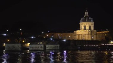 Fransa Enstitüsü 'nün bir kubbesi ve sütunları var. Nehrin üzerindeki köprü.