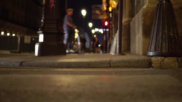 Calle Paris por la noche. Disparando desde el nivel de asfalto. Los coches pasaron, de cerca — Vídeos de Stock