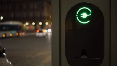 Elektrikli araç şarj istasyonu kapanıyor. Otoparkta yakıt ikmali yapıyorum. 4k