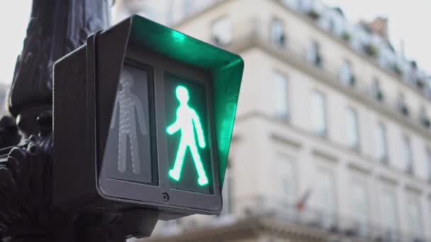 Verkeerslichten voor voetgangers sluiten. Een videoclip. Voorzijde op de achtergrond — Stockvideo