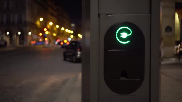 Estación de carga de vehículos eléctricos de cerca. Carro de reabastecimiento en el estacionamiento. 4K — Vídeo de stock