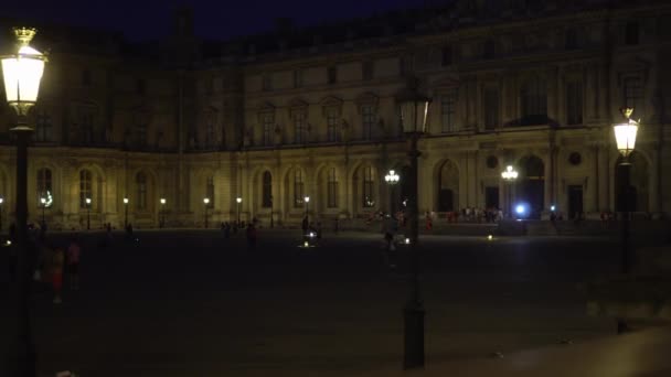 Louvre közelében. Az épület homlokzata régi oszlopokkal és szobrokkal. 4k — Stock videók