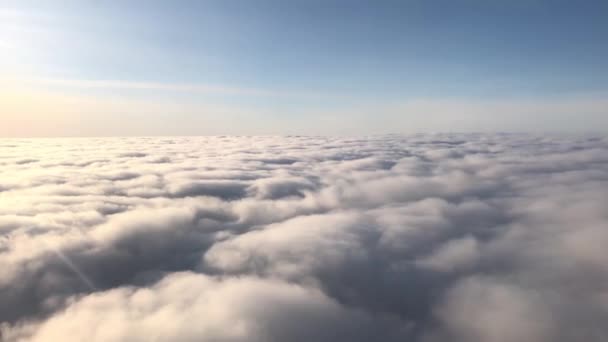 Kilátás a repülőgép ablakából a kék égen és a fehér felhőkből. Utazási koncepció — Stock videók