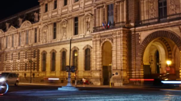 Calle Paris por la noche. Tráfico pesado. Gente cruzando la calle. Tiempo de caducidad 4K — Vídeo de stock