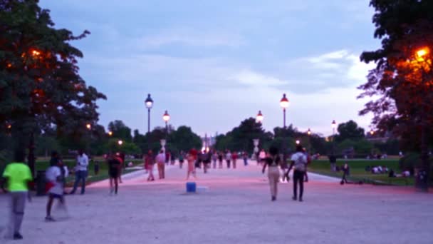 Vista desfocada da rua pedonal de Paris. No parque. Dia a noite. Prazo de validade — Vídeo de Stock