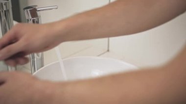 Koronavirüs salgınını önlemek için ellerinizi sıcak su ve sabunla yıkayın. 4K