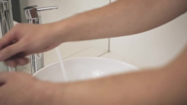 Чтобы предотвратить пандемию коронавируса, вымойте руки теплой водой и мылом. 4K — стоковое видео