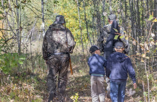 携带武器的猎人和儿童去打猎 — 图库照片