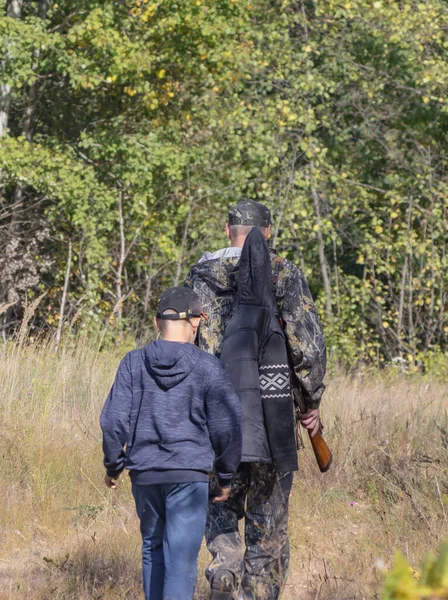 携带武器的猎人和儿童去打猎 — 图库照片