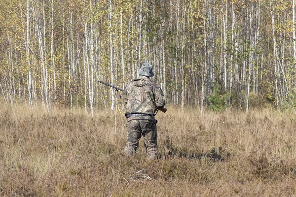 Mann mit Jagdgewehr in der Hand — Stockfoto