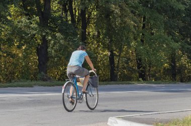 Bisikletçi bir bisiklet üzerinde karayolu üzerinde sürmek