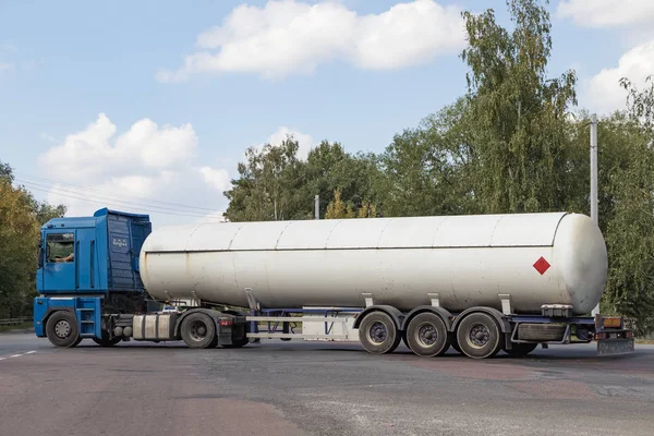 Şehir otobanında bir gaz tankeri