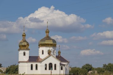 Çan kulesi ile Tanrı'nın yeni tuğla tapınak