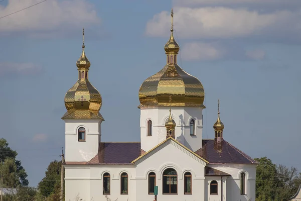 Новый кирпичный храм Бога с колокольней — стоковое фото