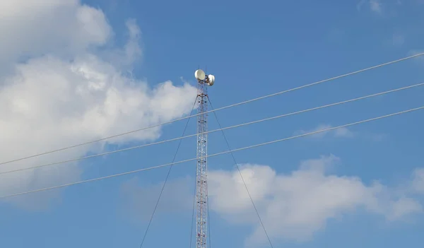 Repetidor de celular, mastro para radiodifusão de comunicação sem fio e da Internet — Fotografia de Stock