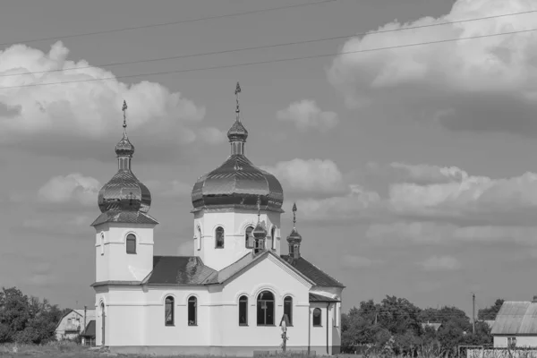 Новый кирпичный храм Бога с колокольней — стоковое фото