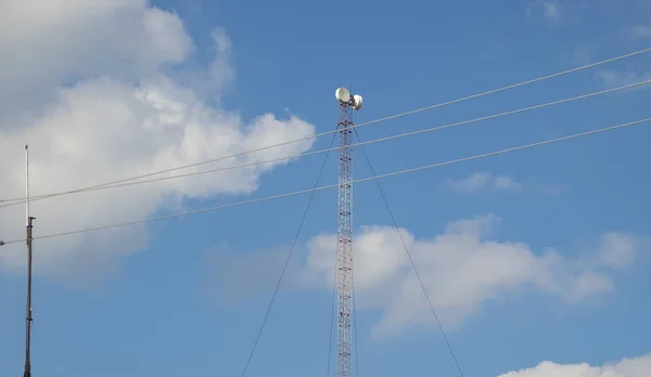 Repetidor de celular, mastro para radiodifusão de comunicação sem fio e da Internet — Fotografia de Stock