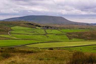 Pendle Hill, Lancashire, Uk fırtına bulutu gökyüzü ve yeşil tarlalar
