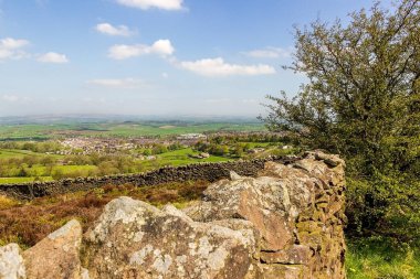 Yorkshire, Yorkshire / Lancashire sınırındaki Barnoldswick kasabasının üzerindeki kuru taş duvar.